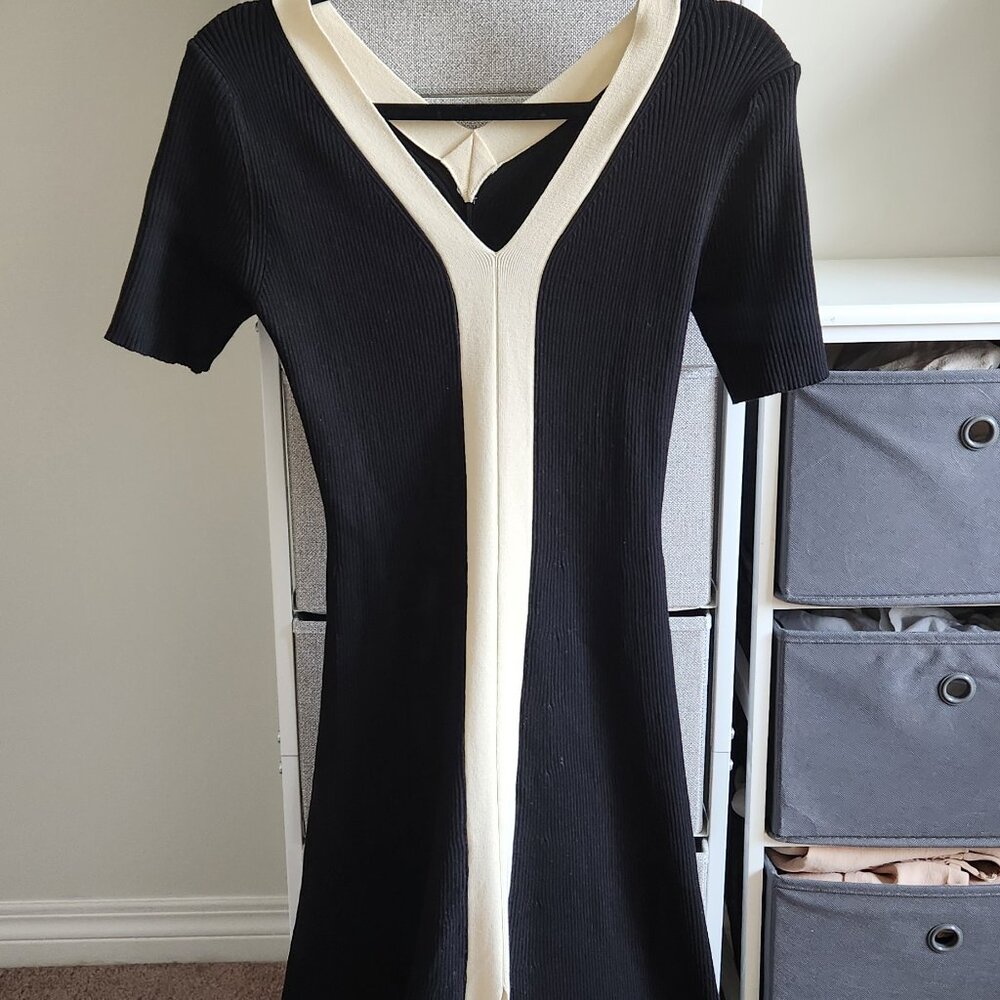 Commense Two Tone V-Neck Knit Slit Midi Dress - Picture 2 of 2